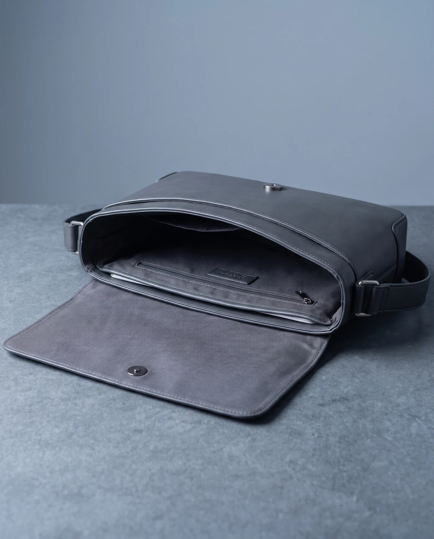 Leather Messenger Bag: inside view