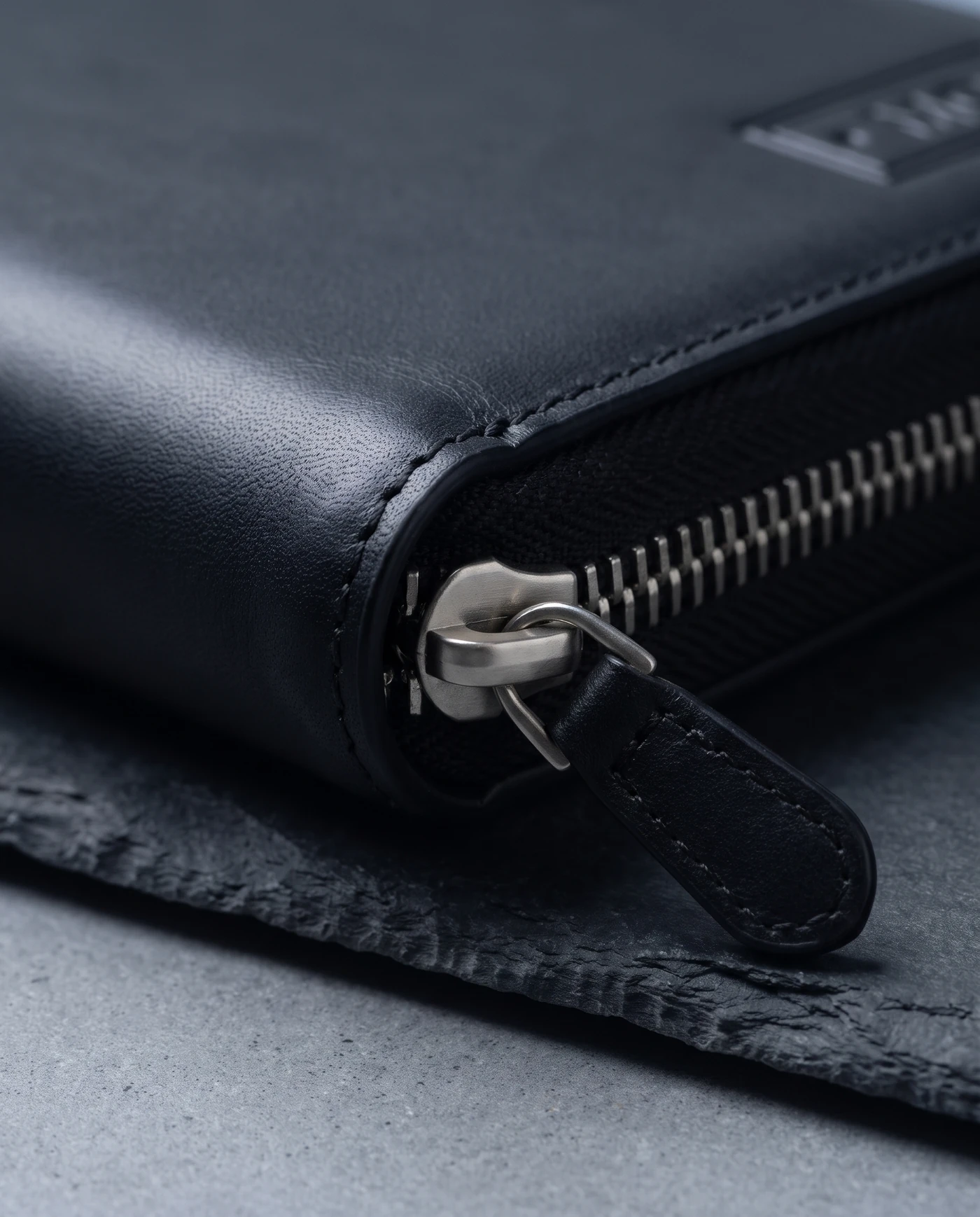 Zip-Around Portfolio: close-up detail